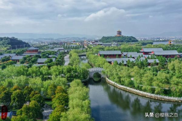 橫店影視城到底有多好玩？擁有一系列景區，各個時代任你“穿越”