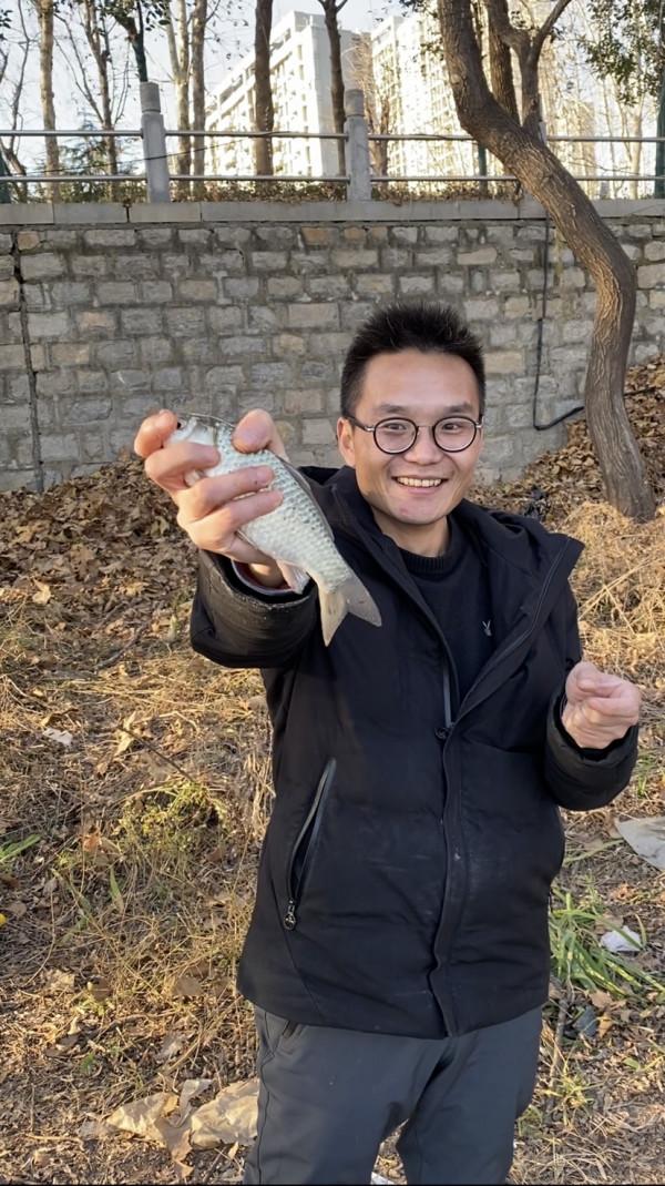 三五釣友相聚小清河，有說有笑豈不美哉