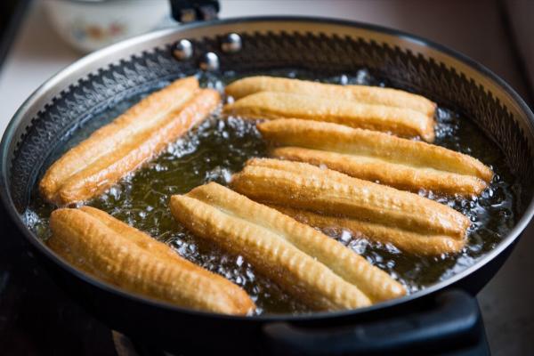 老師傅教你炸油條配方，外酥裡軟，個個空心，學會不用出門買了