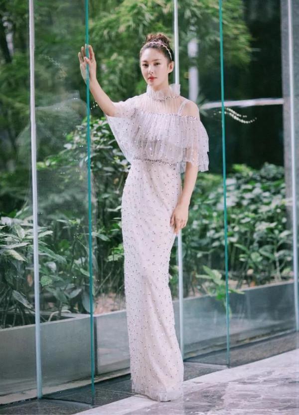 張雨綺攜男友遊日本,針織衫配丸子頭很減齡,一副戀愛少女的模樣 張雨綺攜男友遊日本,針織衫配丸子頭很減齡,一副戀愛少女的模樣