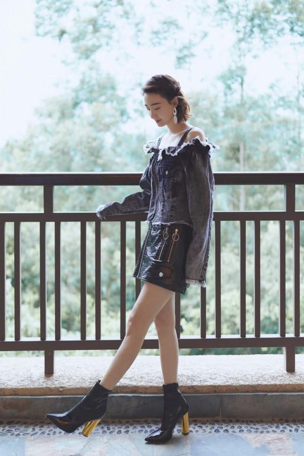 33歲王麗坤現身機場，僅僅是穿了件黑色波點裙，一下就老了十歲