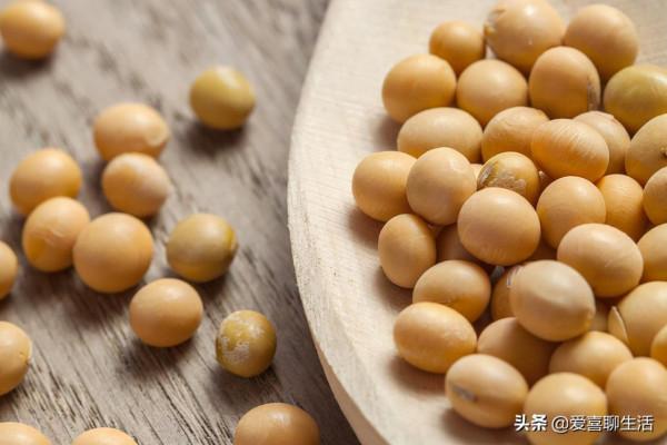 冬天少吃核桃多吃芝麻，頭髮乾燥面板粗糙多吃點，泡著吃真的好香