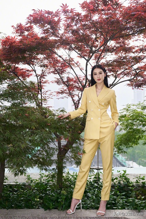 黃聖依罕見帶大公子游玩，穿雪紡衫腰比兒子還細，9歲安迪胖成球