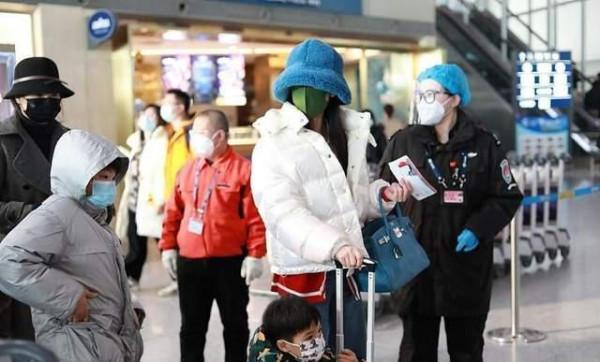 黃聖依現身排場大！挎10萬包包高調炫富，穿羽絨服盡顯豪門闊太範