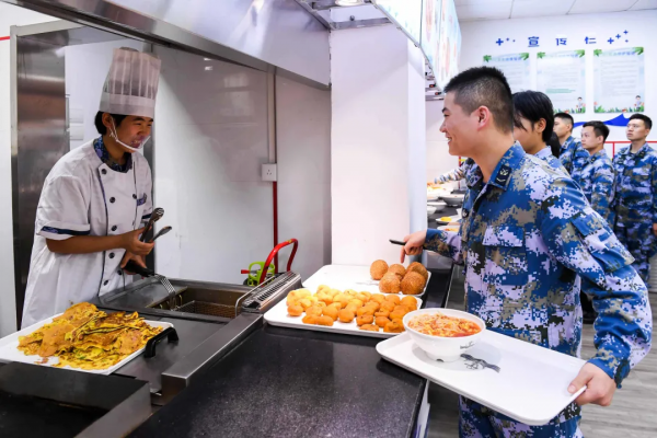 部隊食堂有了點餐服務，必須贊