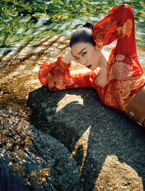 44歲黃奕拍時尚寫真大片，置身廣西叢林秘境，身穿紗裙美如仙女