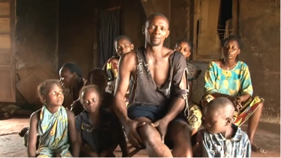 非洲玩命貨船,在剛果河上載2000人,隨時都要翻船 非洲玩命貨船,在剛果河上載2000人,隨時都要翻船