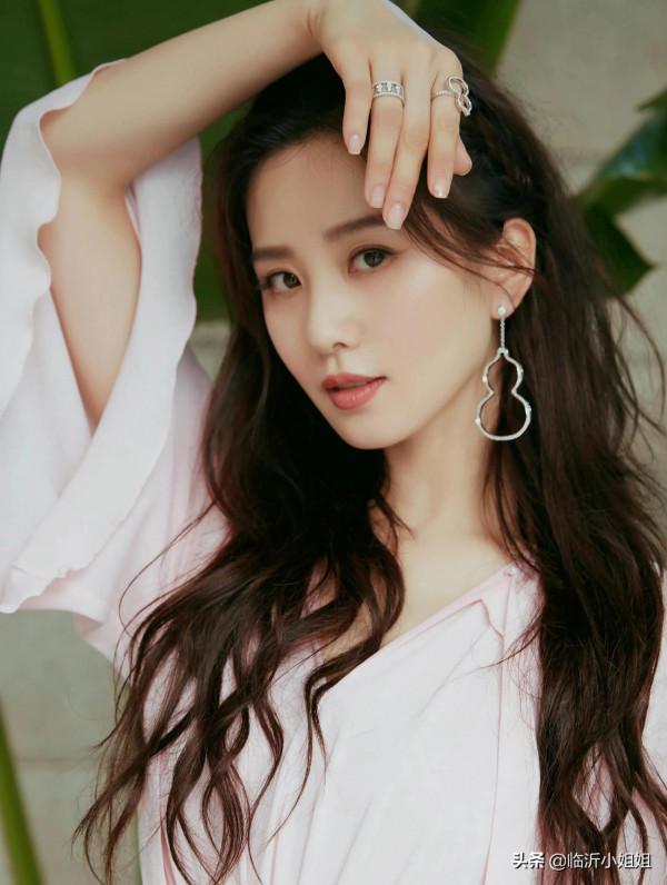 劉詩詩，擁有溫婉知性、清新淡雅的柔和之美，娛樂圈的一股清流