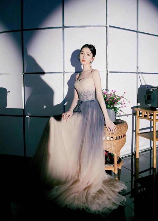 趙麗穎pk張含韻，中秋禮服，還是小趙更勝一籌