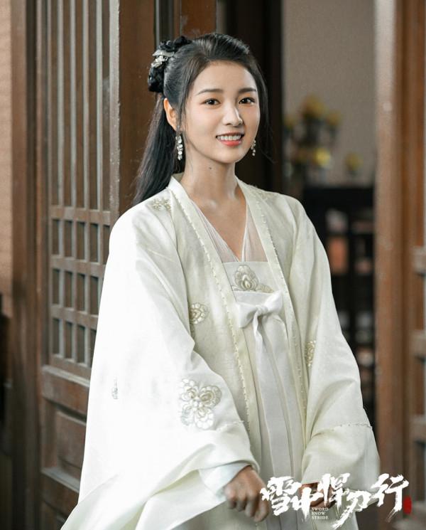 前腳與熱巴搭檔完，後腳又出演張若昀新劇，換造型後愣是沒認出來