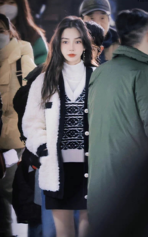 Baby菜市場拍戲被偶遇！光腿抱個大熱水袋，顏值太高被路人盯著看