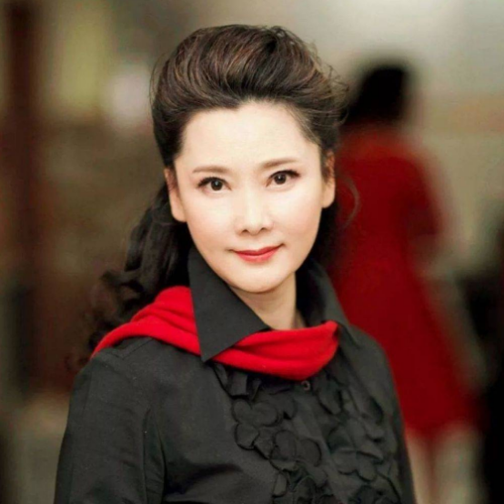 “江南美人”何賽飛：曾是鄧穎超座上賓，嫁初戀33年，被寵成公主