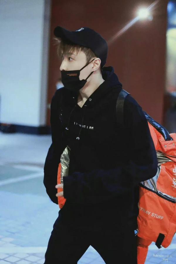 張藝興私服，身穿連帽衛衣搭配雙肩包，造型低調卻不失魅力