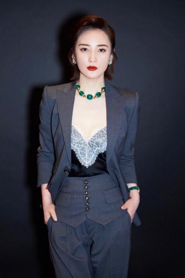 44歲蔣勤勤又高調了一回,穿西裝不繫扣,搭配蕾絲吊帶顯瘦又洋氣 44歲蔣勤勤又高調了一回,穿西裝不繫扣,搭配蕾絲吊帶顯瘦又洋氣