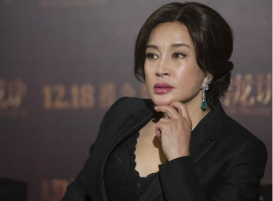 劉曉慶再扮武則天，深陷稅務風波東山再起，4任丈夫至今無子女