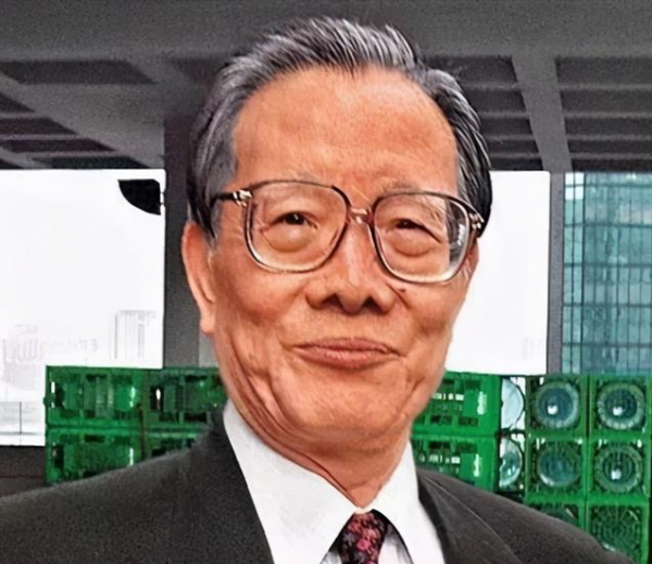 他曾是戴笠得力助手,後遭軍統兩次暗殺,解放後逃往香港生下成龍 他曾是戴笠得力助手,後遭軍統兩次暗殺,解放後逃往香港生下成龍