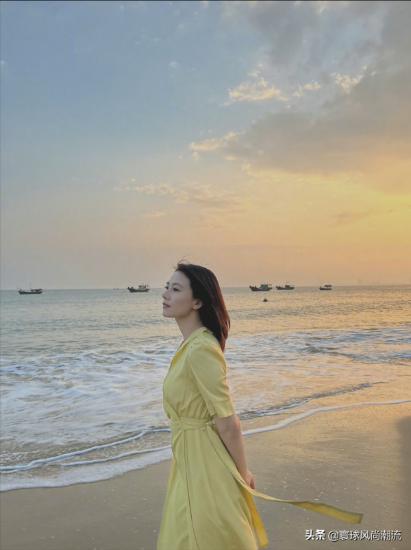 高圓圓曬沙灘照，為好友打call，穿黃色連衣裙浪漫唯美