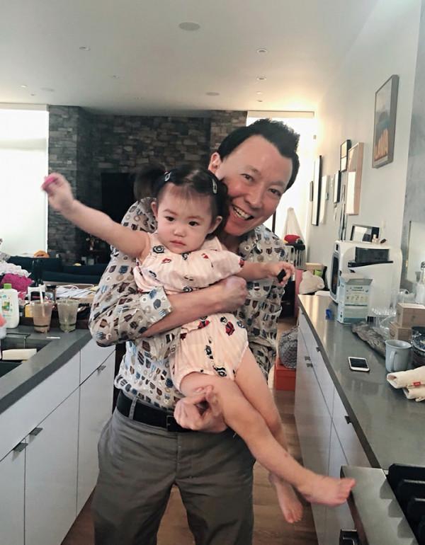 陳冠希母親和孫女溫馨同框,Alaia身高矚目,奶奶染金髮超時髦 陳冠希母親和孫女溫馨同框,Alaia身高矚目,奶奶染金髮超時髦