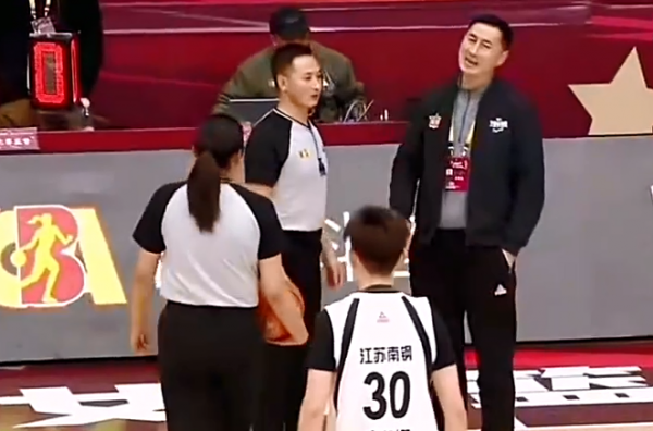 WCBA惡意墊腳動作，江蘇女籃孫麗當場骨折，全隊抗議比賽提前終止