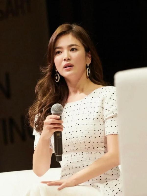 宋慧喬真是小個子穿搭“標杆”，穿波點連衣裙甜美溫柔，高階優雅