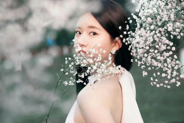 趙露思白色露肩裙，超級甜美，仙氣十足