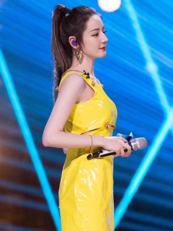 黃色系的迪麗熱巴