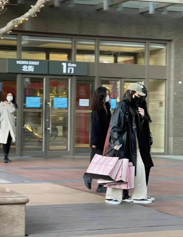 楊冪張大大一起出遊！她穿皮夾克扎麻花辮，比小11歲的宋祖兒還嫩