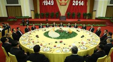 1959年的那場國宴，頂棚上有50多個人，他們是幹什麼的？