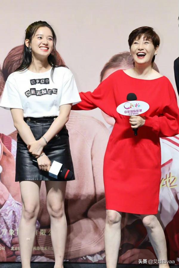 公開露面新戲首映禮,老謀深算徐帆穿紅裙脫穎而出,居C位搶風頭 公開露面新戲首映禮,老謀深算徐帆穿紅裙脫穎而出,居C位搶風頭