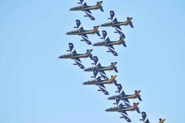 義大利“三色箭”飛行表演隊慶祝成立六十週年