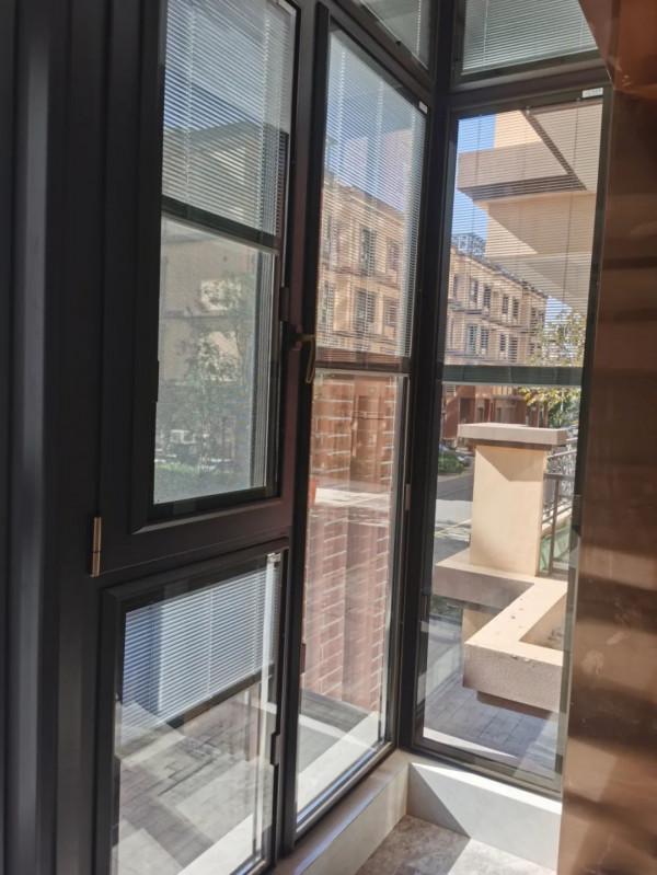 被玻璃包裹著的現代山景住宅，單玻磁控百葉窗能為其錦上添花