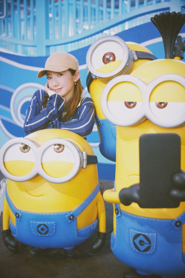 孟美岐打卡環球影城，雖然穿的都是基礎款，但配色真是時髦又高階