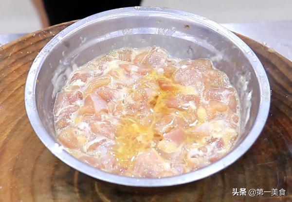 用2個雞腿，跟廚師長學做醬爆雞丁，鮮嫩滑口，醬香濃郁，真下飯