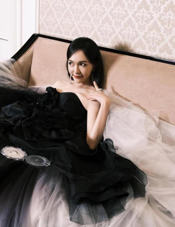 唐嫣水墨天鵝公主裙,就像是一幅清淨的水墨畫 唐嫣水墨天鵝公主裙,就像是一幅清淨的水墨畫