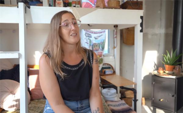 她低價買下10㎡“迷你房”，蝸居日子轉眼已1年，網友：自得其樂