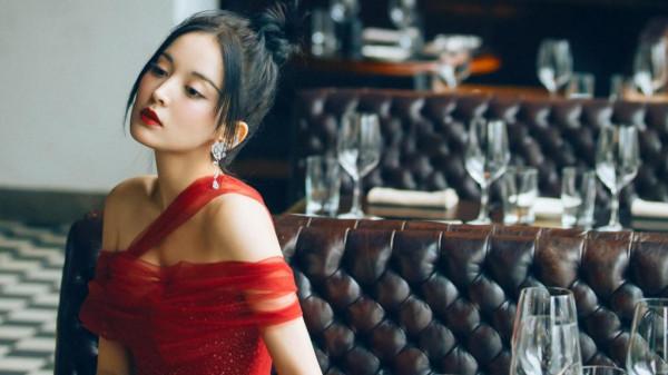 古力娜扎身穿星光紗裙，盡顯優雅氣質