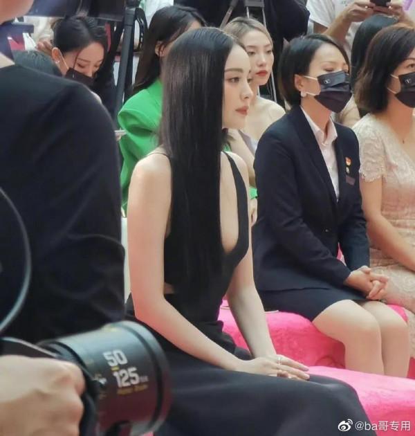 關曉彤和古力娜扎參加線下美妝活動，來看美女