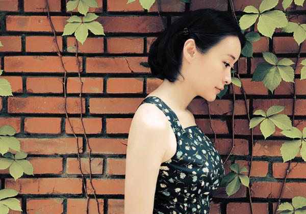 49歲的吳越17年未戀愛，原諒陳建斌蔣勤勤後，她選擇嫁給自己