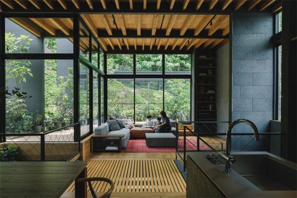 日本34歲單親媽媽回鄉下,在隧道邊建114㎡小家,獨自撫養倆兒子 日本34歲單親媽媽回鄉下,在隧道邊建114㎡小家,獨自撫養倆兒子