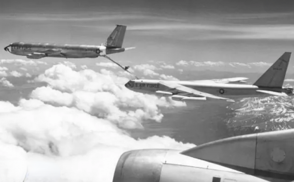 1971年飛行員楊國祥駕機投擲氫彈失敗，拒不跳傘，結果如何？