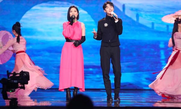 大灣區中秋晚會:溫碧霞露肩撩人,趙麗穎又仙又欲,舒淇驚豔全場 大灣區中秋晚會:溫碧霞露肩撩人,趙麗穎又仙又欲,舒淇驚豔全場