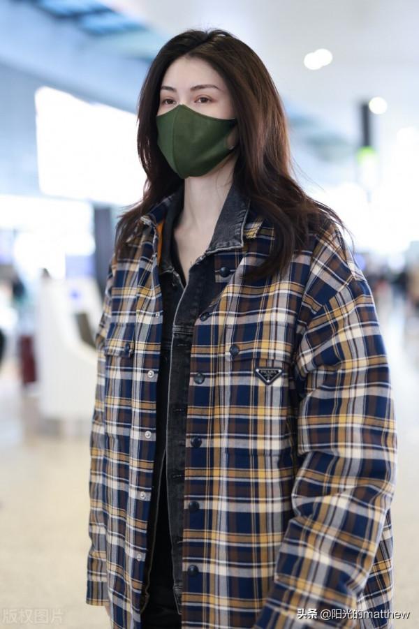 街拍：何穗穿男友風格子襯衫外套長髮飄逸人群中好亮眼
