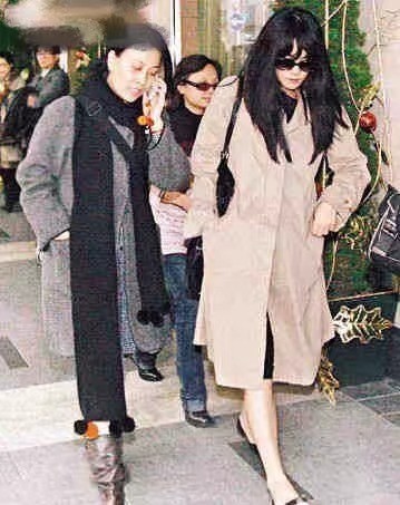 王菲15年前時髦感就贏了LV!穿拖地褲背5塊的蛇皮袋,走出超模範 王菲15年前時髦感就贏了LV!穿拖地褲背5塊的蛇皮袋,走出超模範