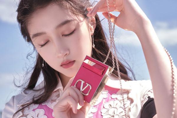 關曉彤三亞海風晴天大片清麗 粉白蕾絲碰撞甜美氛圍十足