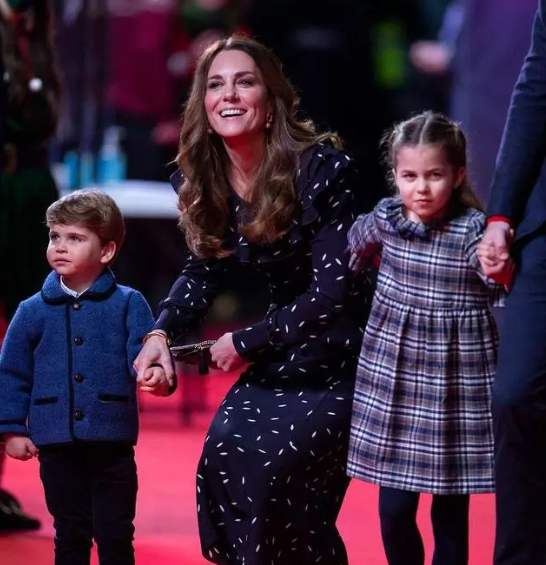 凱特三娃首次走紅毯,喬治緊張夏洛特像超模,遺傳戴安娜美人基因 凱特三娃首次走紅毯,喬治緊張夏洛特像超模,遺傳戴安娜美人基因