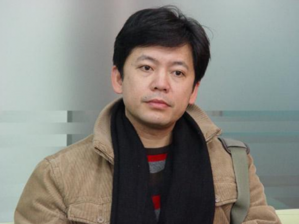 何政軍：錯過鞏俐娶初戀為妻，出道多年無緋聞，父親身份不一般