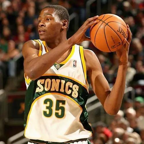 老詹加入騎士第一年多贏了18場，喬丹11場，KD為負數，鄧肯誇張