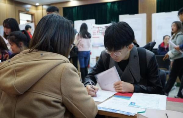 北大碩士去深圳中學當老師,30萬年薪和未來發展的選擇,何去何從 北大碩士去深圳中學當老師,30萬年薪和未來發展的選擇,何去何從