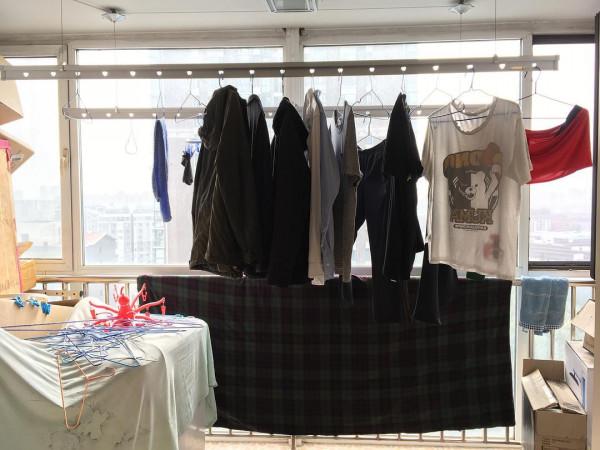 鄰居太貪心，只有一個陽臺，他裝摺疊晾衣架，一邊晾曬一邊改書房