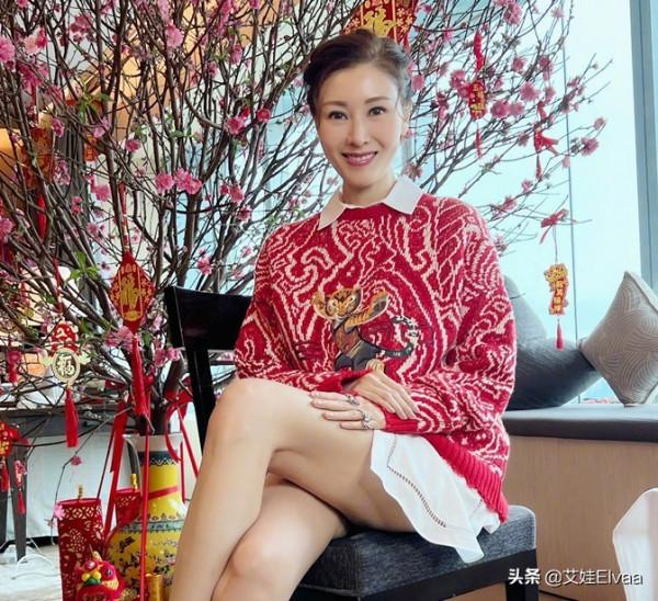 李嘉欣大病初癒徹底放開，穿楊冪同毛衣秀身材，90度夾腿坐太驚豔